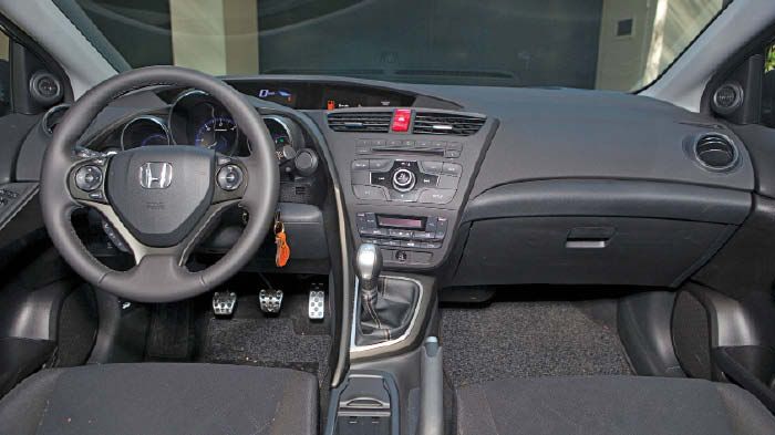 Φουτουριστική σχεδίαση, hi-tech αίσθηση, κορυφαίο φινίρισμα και πολύ καλή ποιότητα υλικών και κατασκευής στο εσωτερικό του Civic. 
